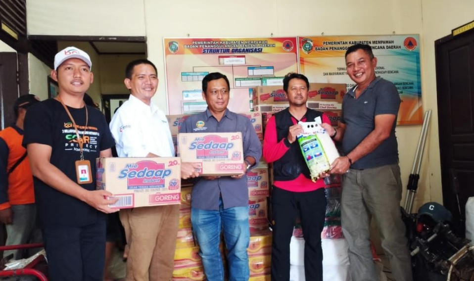 PT BAI dan PT Sinergi, Anggota Grup MIND ID, Salurkan Bantuan Sembako untuk Korban Banjir di Kabupaten Mempawah