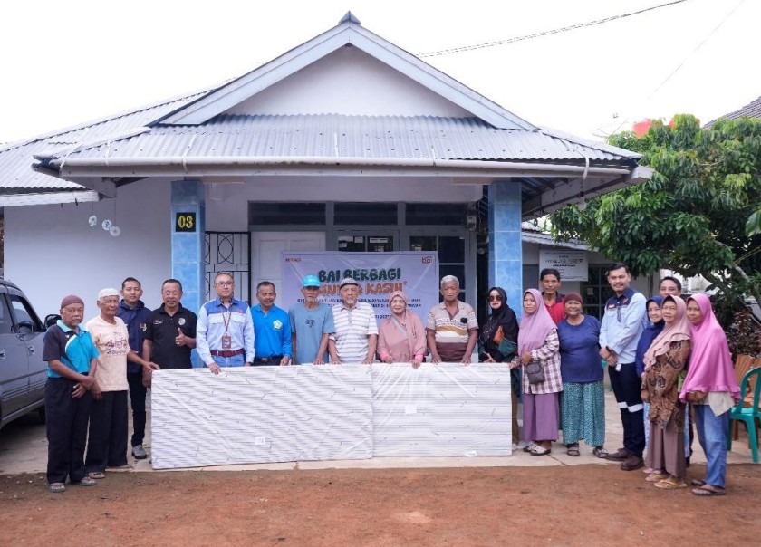 PT BAI Berikan Bantuan Kasur kepada Masyarakat Desa Pasir dan Lansia Pasca Banjir
